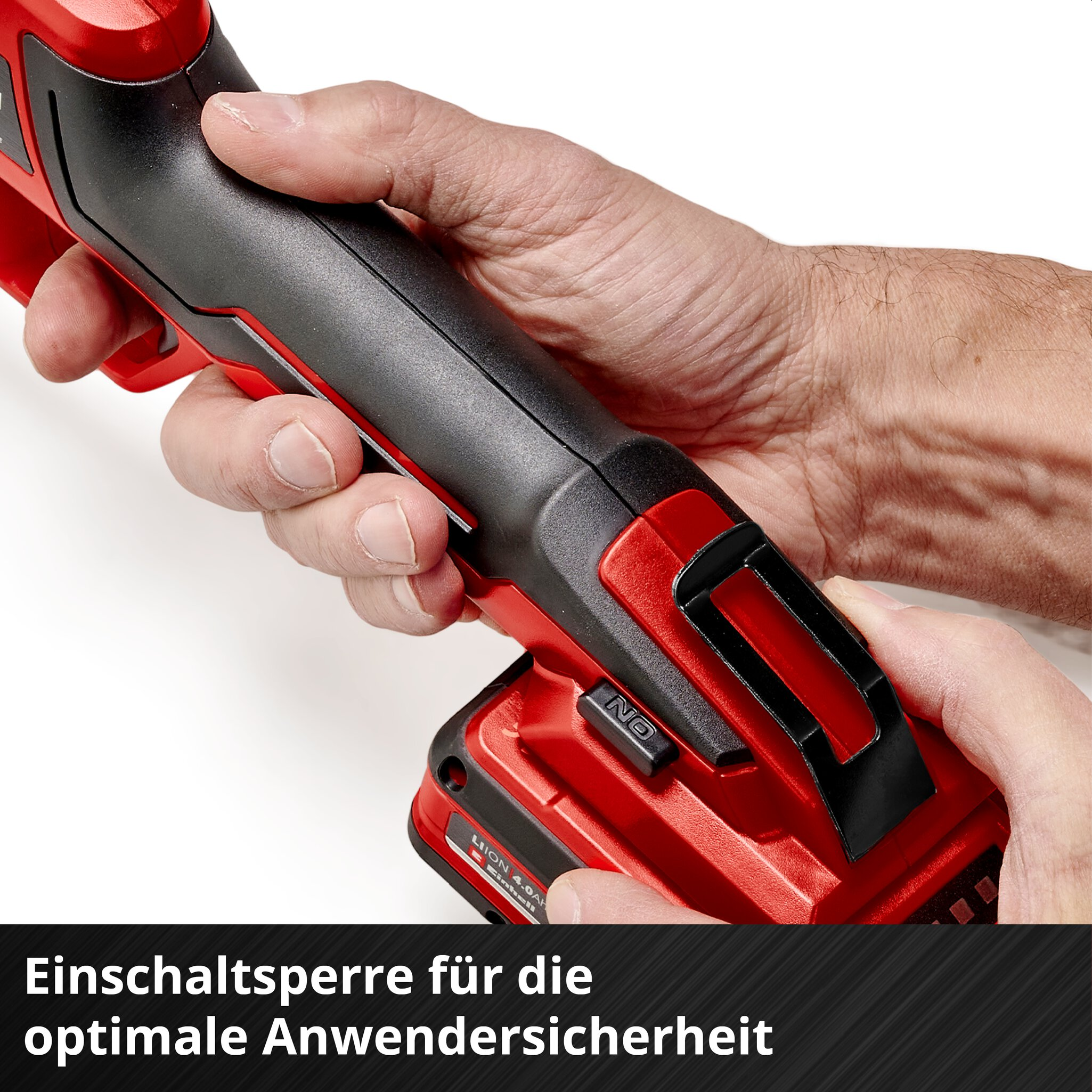 Eine Hand hält ein rot-schwarzes Elektrowerkzeug mit Einschaltsperre.