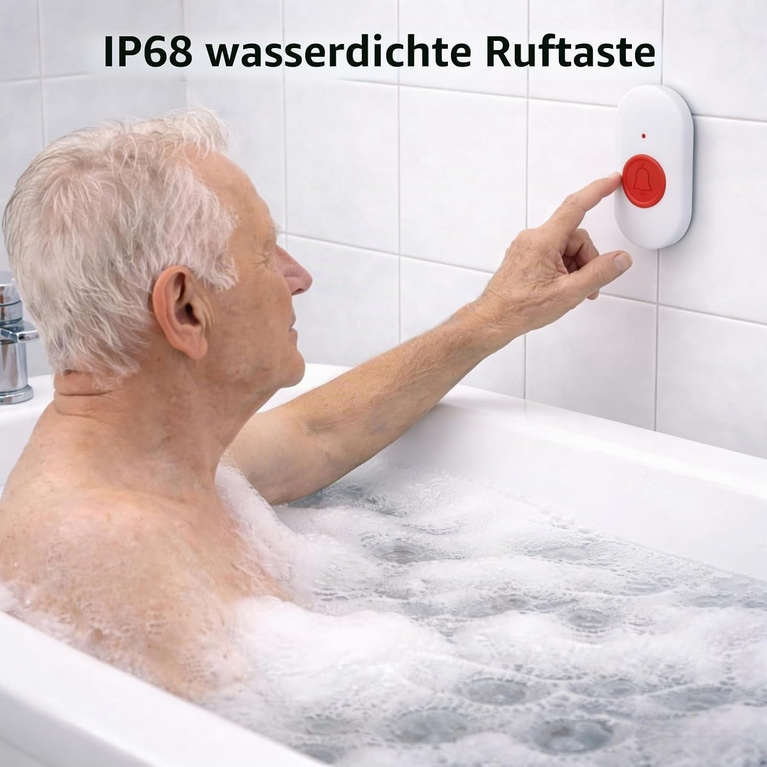 Älterer Mann drückt Notrufknopf an weißer gefliester Wand neben Badewanne.