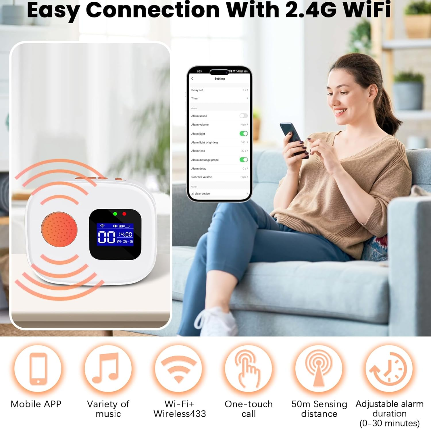 Eine Frau sitzt auf einem Sofa und benutzt eine Smartphone-App, um ein weißes WLAN-Alarmgerät zu steuern.