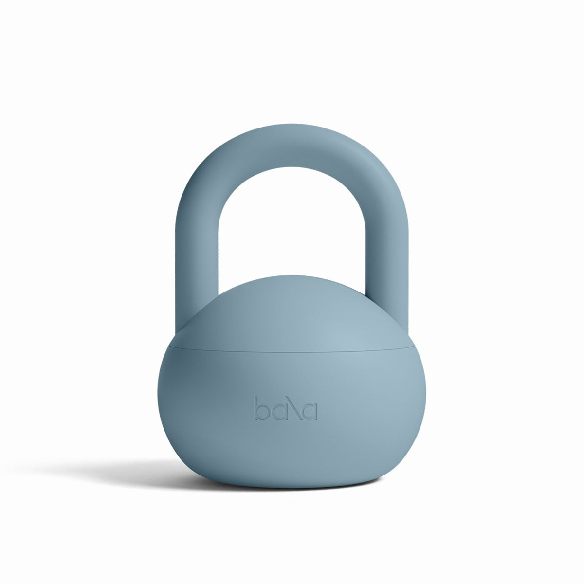 Eine hellblaue, moderne Kettlebell mit abgerundeter Form und integriertem Griff steht auf weißem Grund.