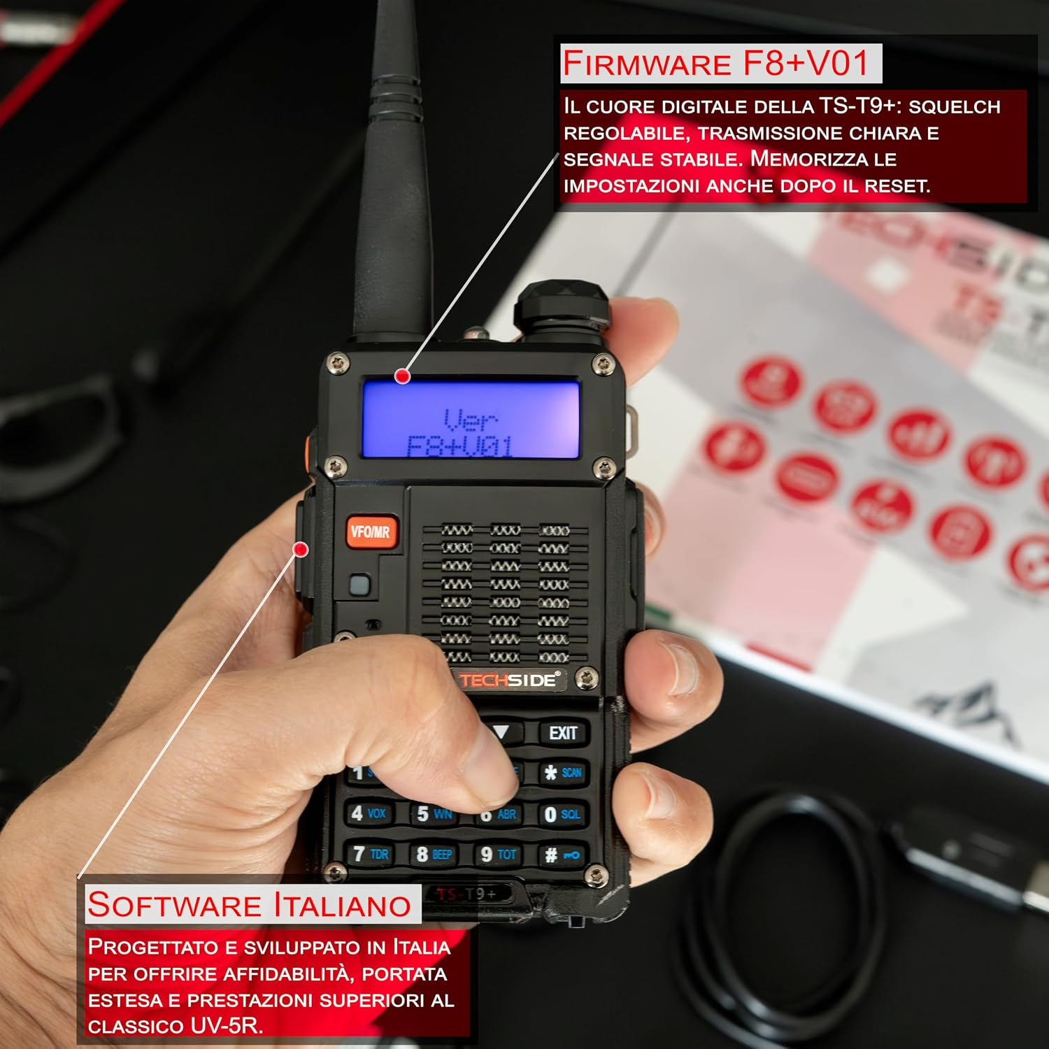 Mano tiene un walkie-talkie nero Techside con display blu e info software italiano.