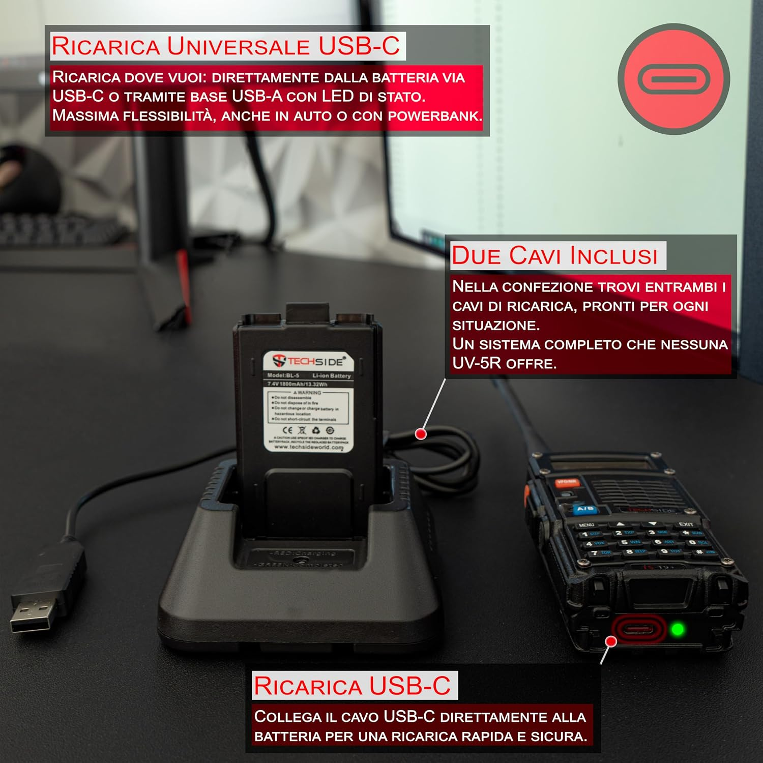 Base di ricarica per batteria e walkie-talkie con cavo USB-C su una scrivania.