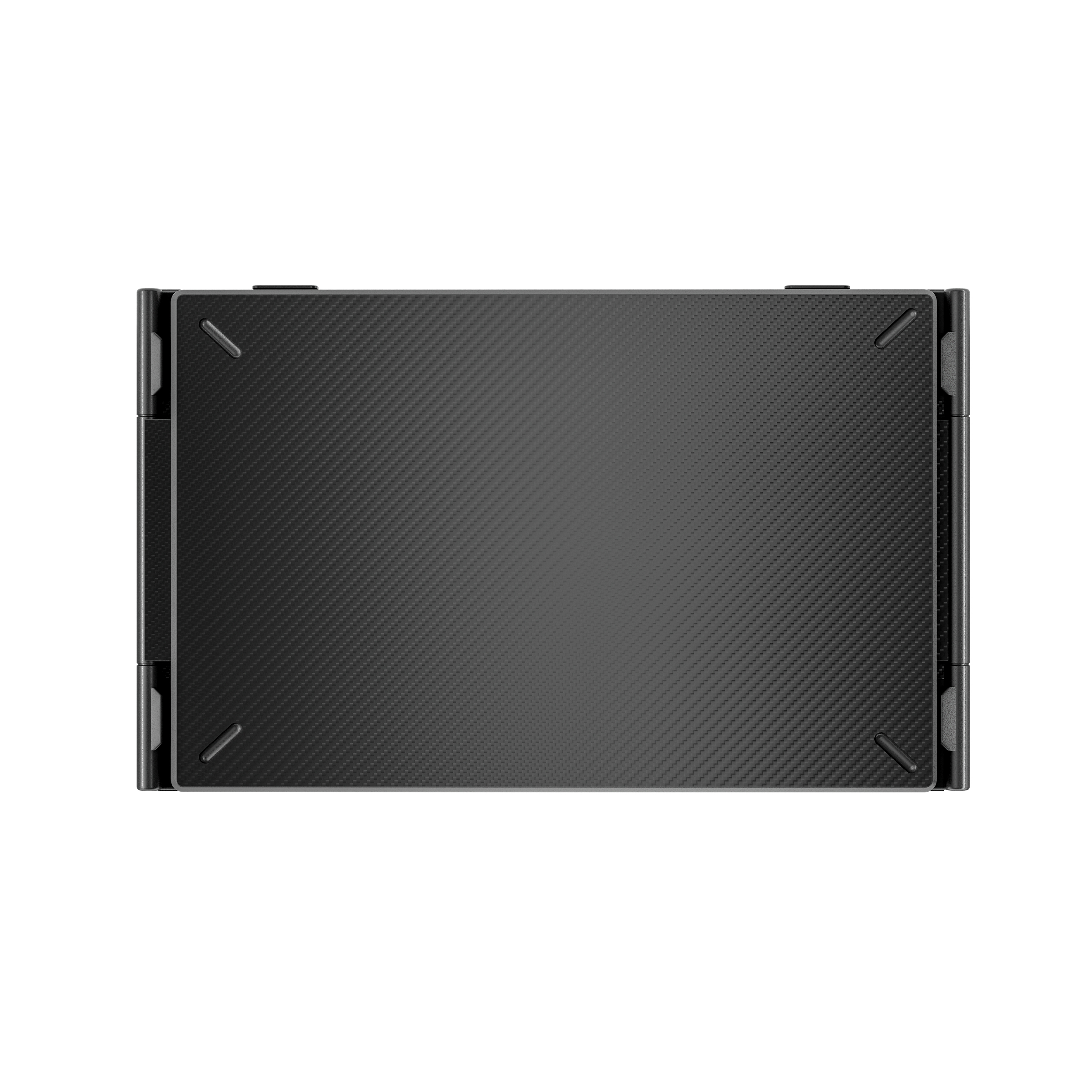 Eine rechteckige schwarze Box mit Kohlefaser-Muster und grauen Metallkanten gegen einen weißen Hintergrund.