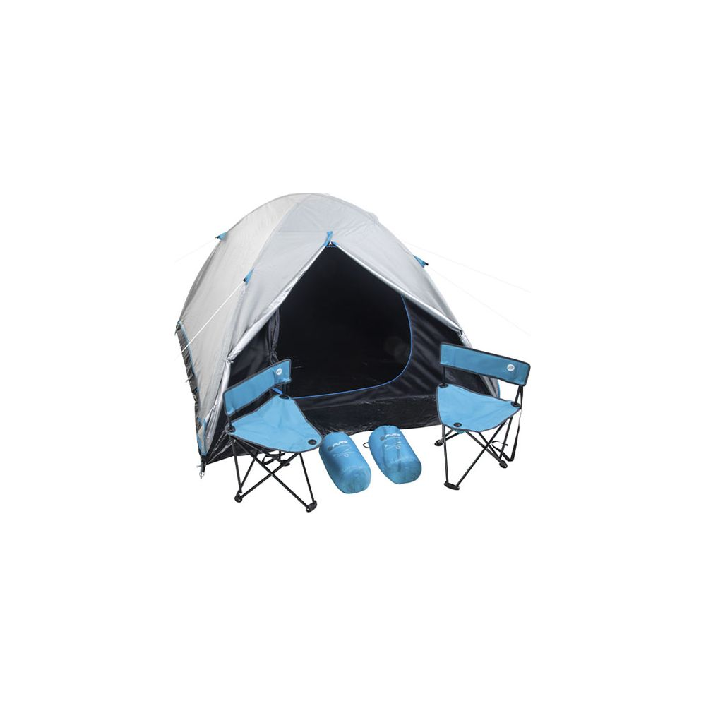 Une tente grise avec une entrée ouverte, deux chaises pliantes bleues et deux sacs de couchage bleus devant sur fond blanc.