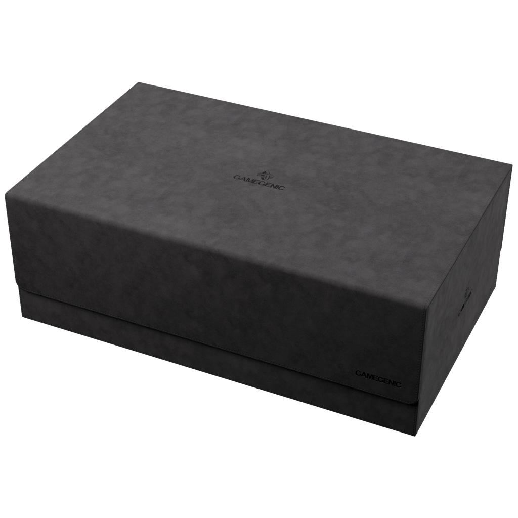 Una caja de almacenamiento Gamegenic gris cerrada de piel sintética sobre fondo blanco.