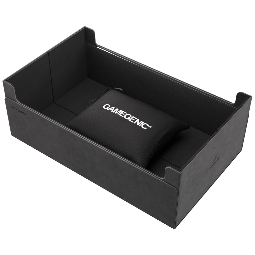 Una caja de almacenamiento Gamegenic negra con un cojín dentro, sobre fondo blanco.
