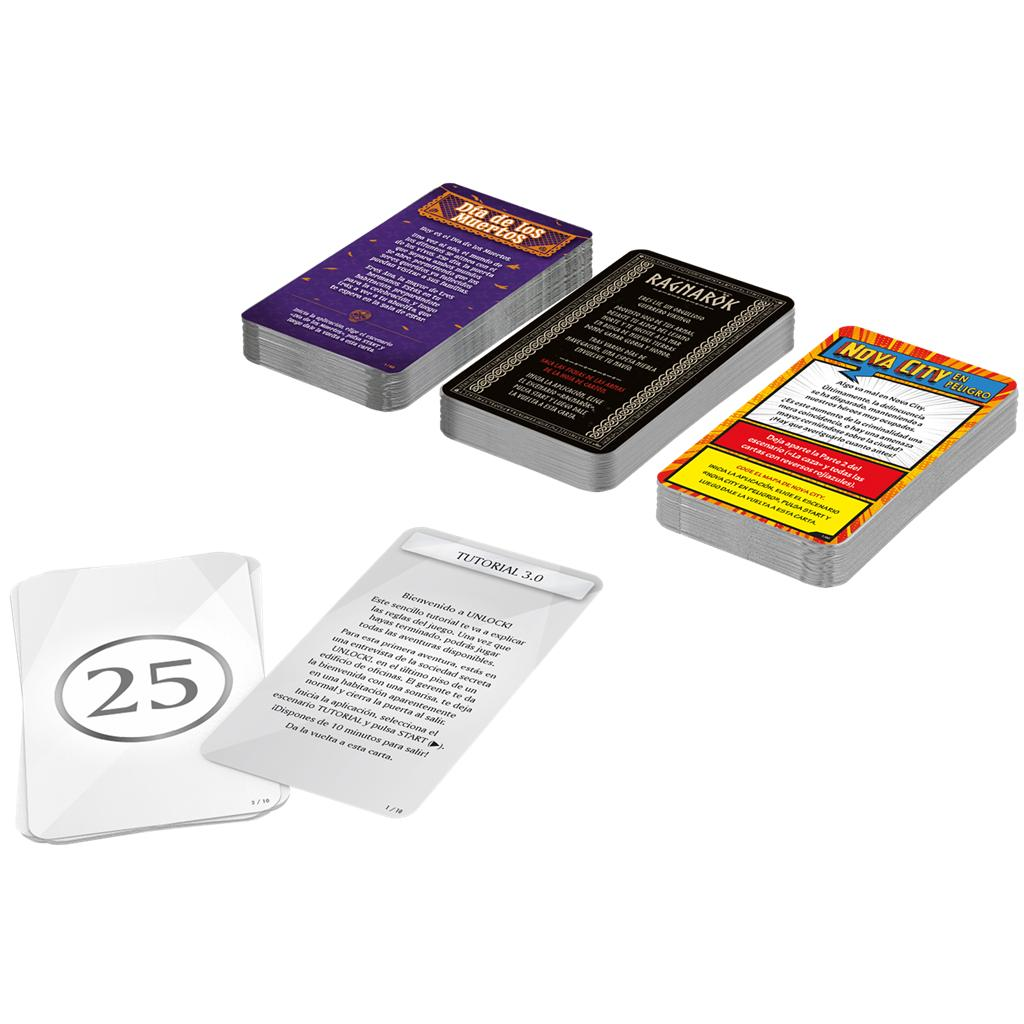 Varios mazos de cartas de juego y hojas de instrucciones están dispuestos sobre una superficie blanca.