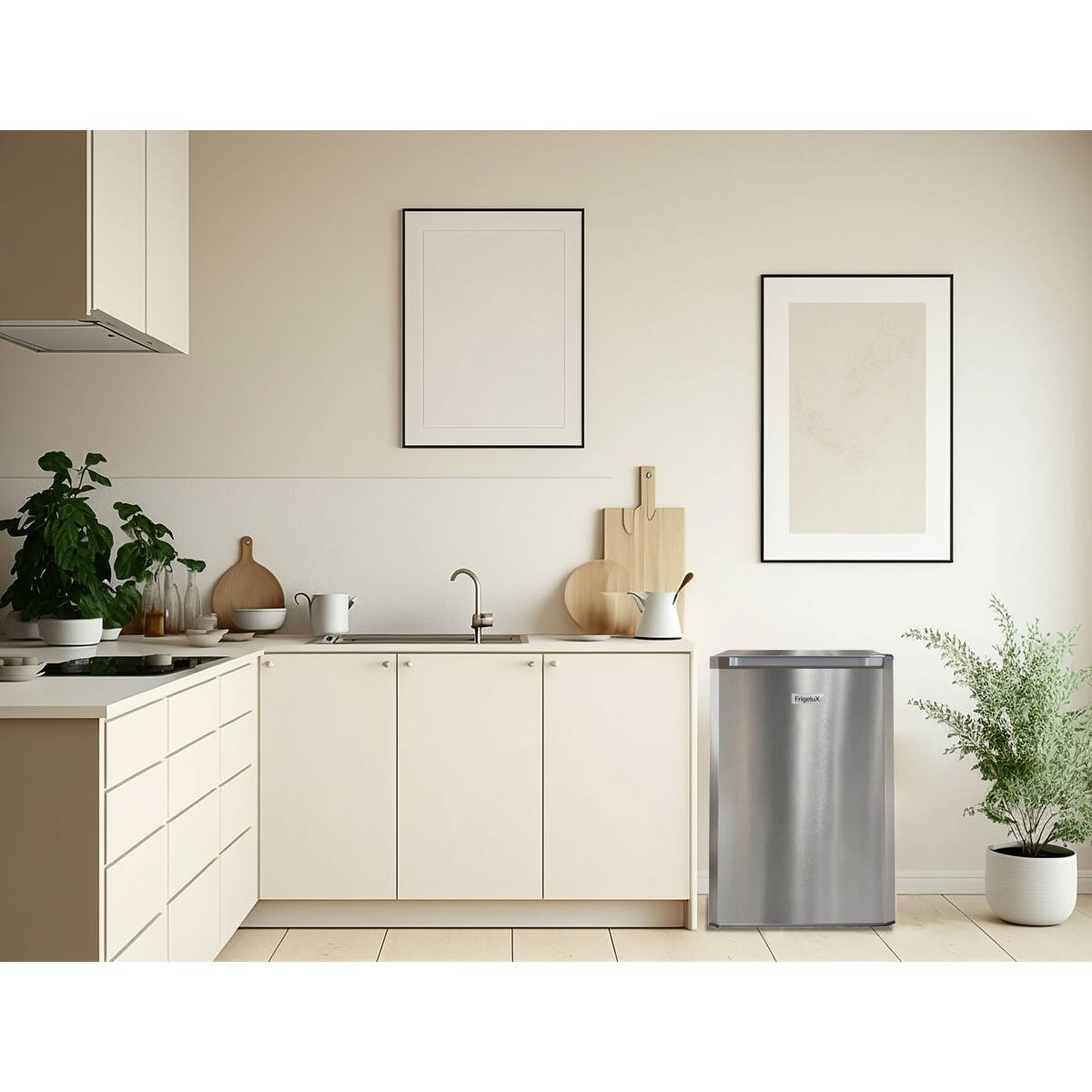 Cucina moderna con mobili beige, mini frigorifero in acciaio inossidabile, piante e quadri a parete.