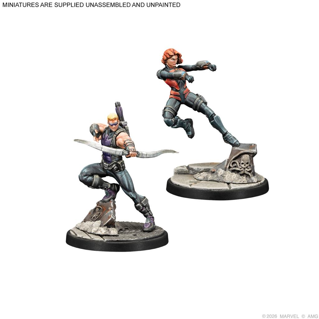 Miniaturas pintadas de Hawkeye con arco y Black Widow saltando sobre peanas detalladas.