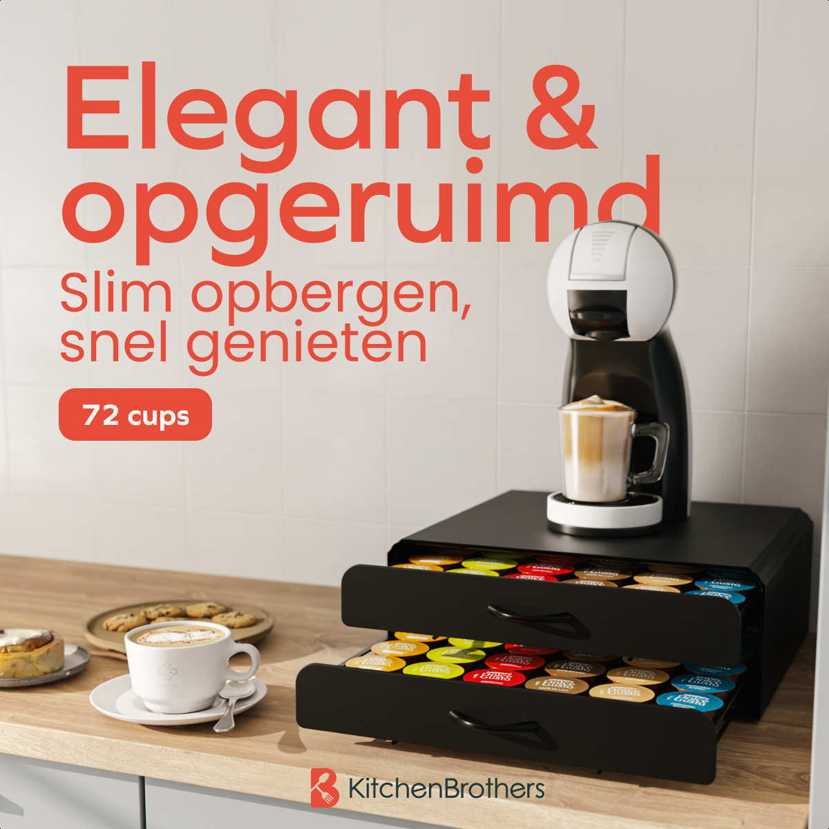 Kaffeemaschine auf schwarzer Kapsel-Aufbewahrungsbox mit offenen Schubladen, dazu Kaffeebecher und Kekse auf Holztisch.