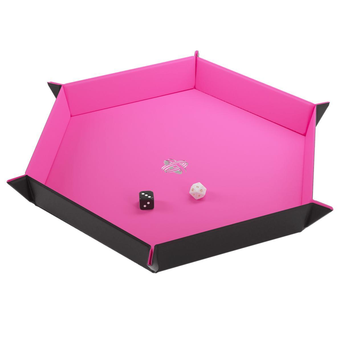 Una bandeja hexagonal para dados negra y rosa con un dado negro y otro blanco dentro.