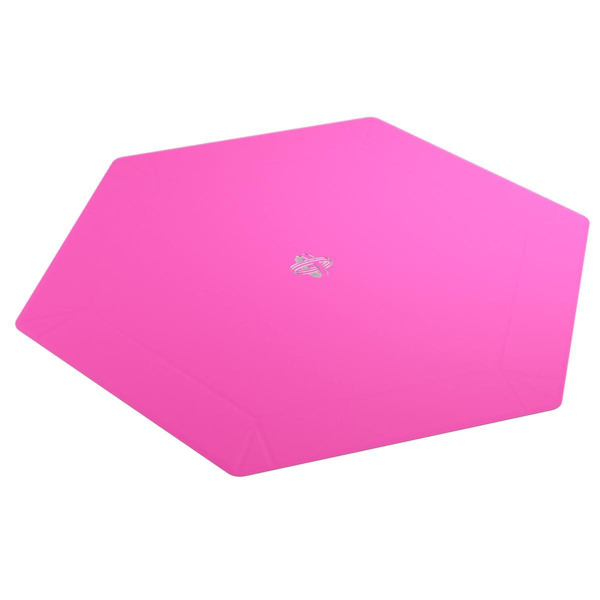 Una estera hexagonal rosa brillante y plana con un pequeño logotipo plateado en el centro.