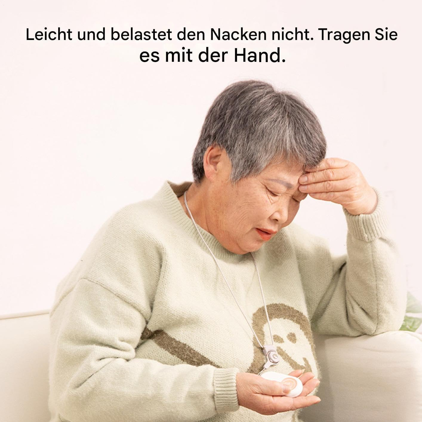 Ältere Frau hält sich die Hand an die Stirn und hält ein kleines weißes Gerät.
