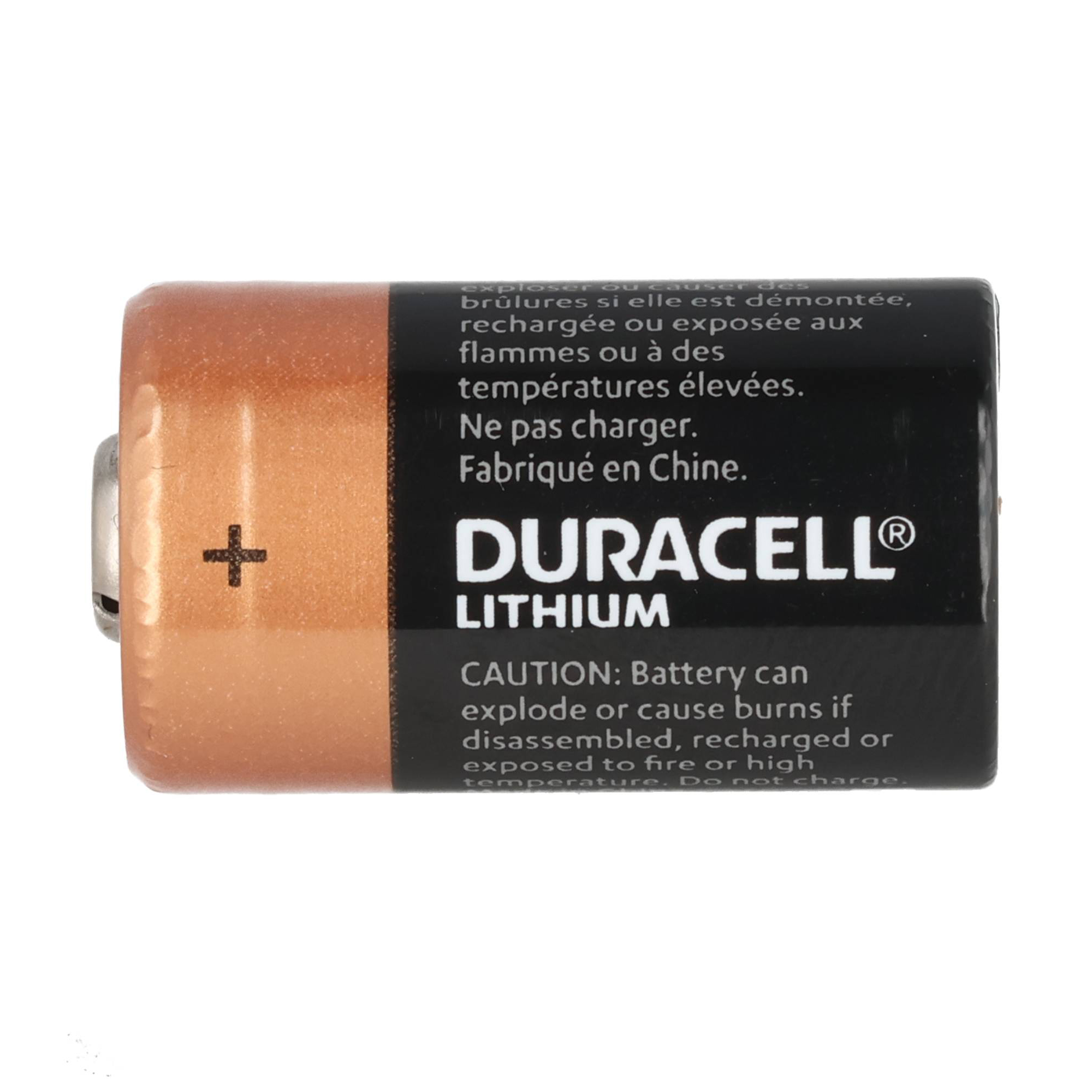 Eine Duracell Lithium-Batterie mit schwarzem und kupferfarbenem Gehäuse liegt quer vor weißem Hintergrund.