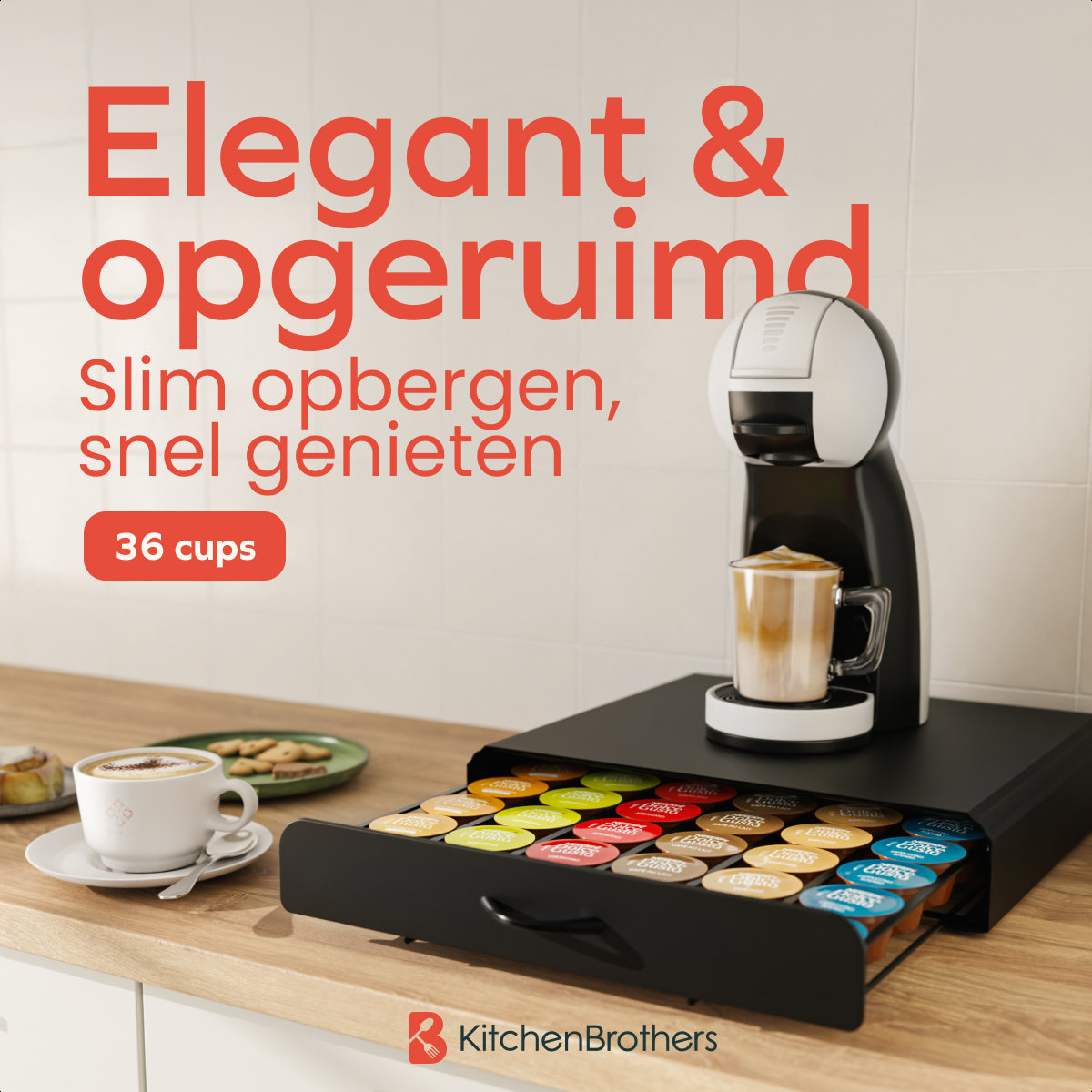 Kaffeemaschine auf schwarzer Kapselschublade mit Tassen auf Holztisch vor weißer Fliesenwand.