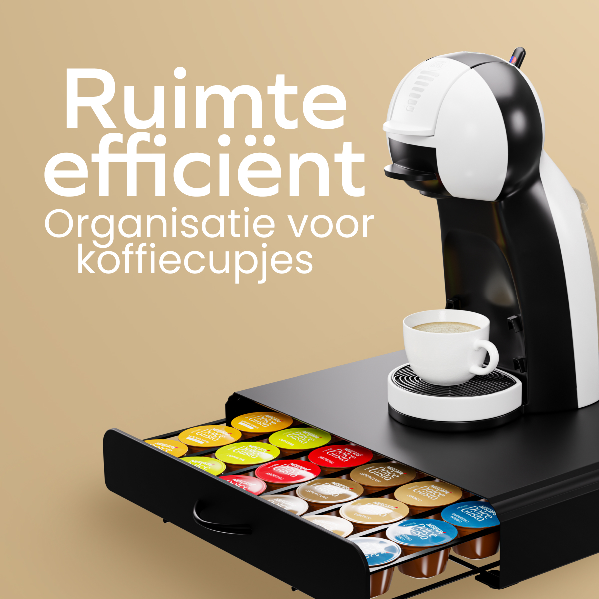 Eine Kaffeemaschine steht auf einer schwarzen Schublade voller bunter Kaffeekapseln, mit Text auf beigem Hintergrund.