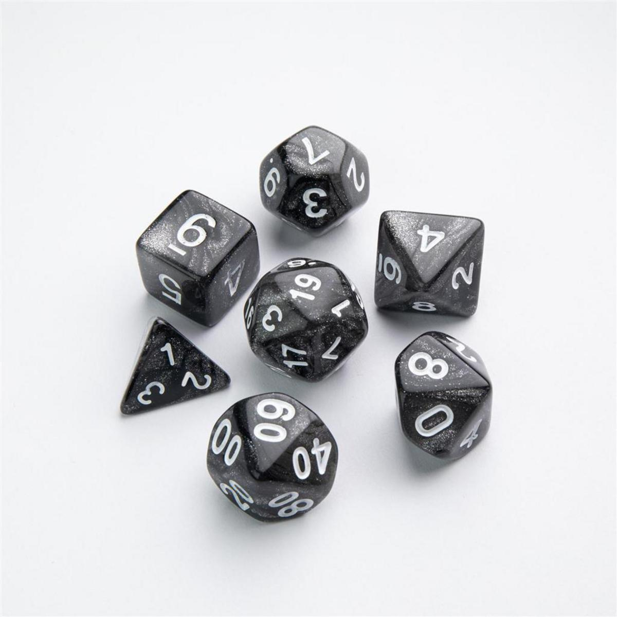 Un juego de siete dados de rol negros y brillantes con números blancos sobre fondo blanco.