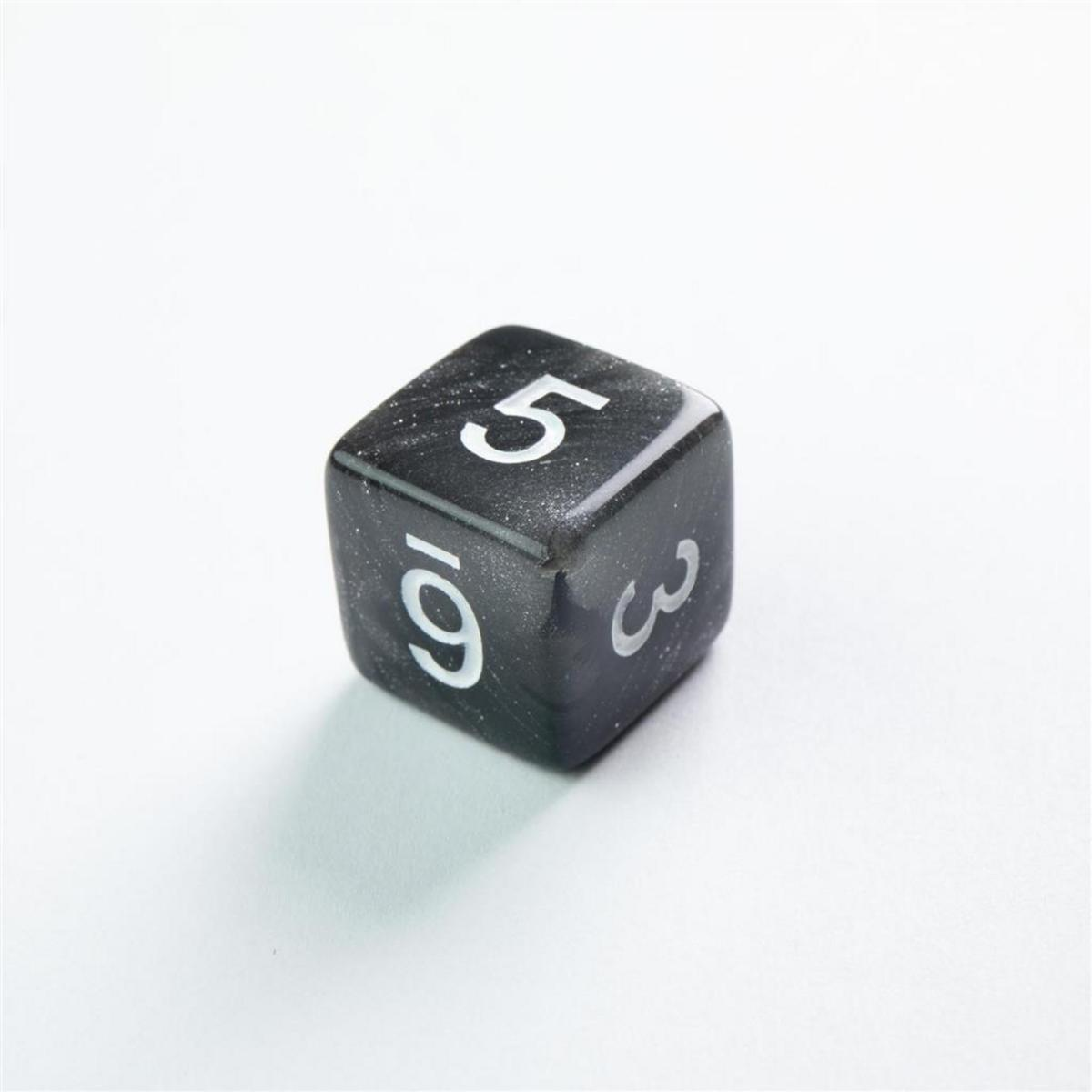 Un dado negro con números blancos 5, 9 y 3 sobre una superficie blanca.