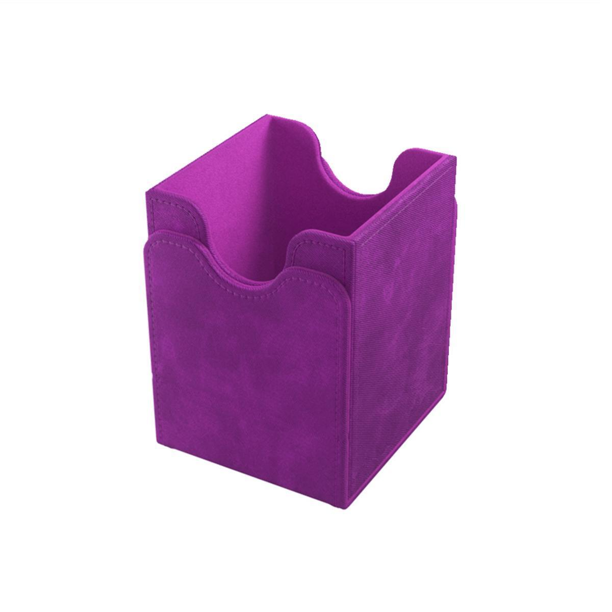 Un organizador de caja de baraja de cuero sintético morado vacío sobre fondo blanco.