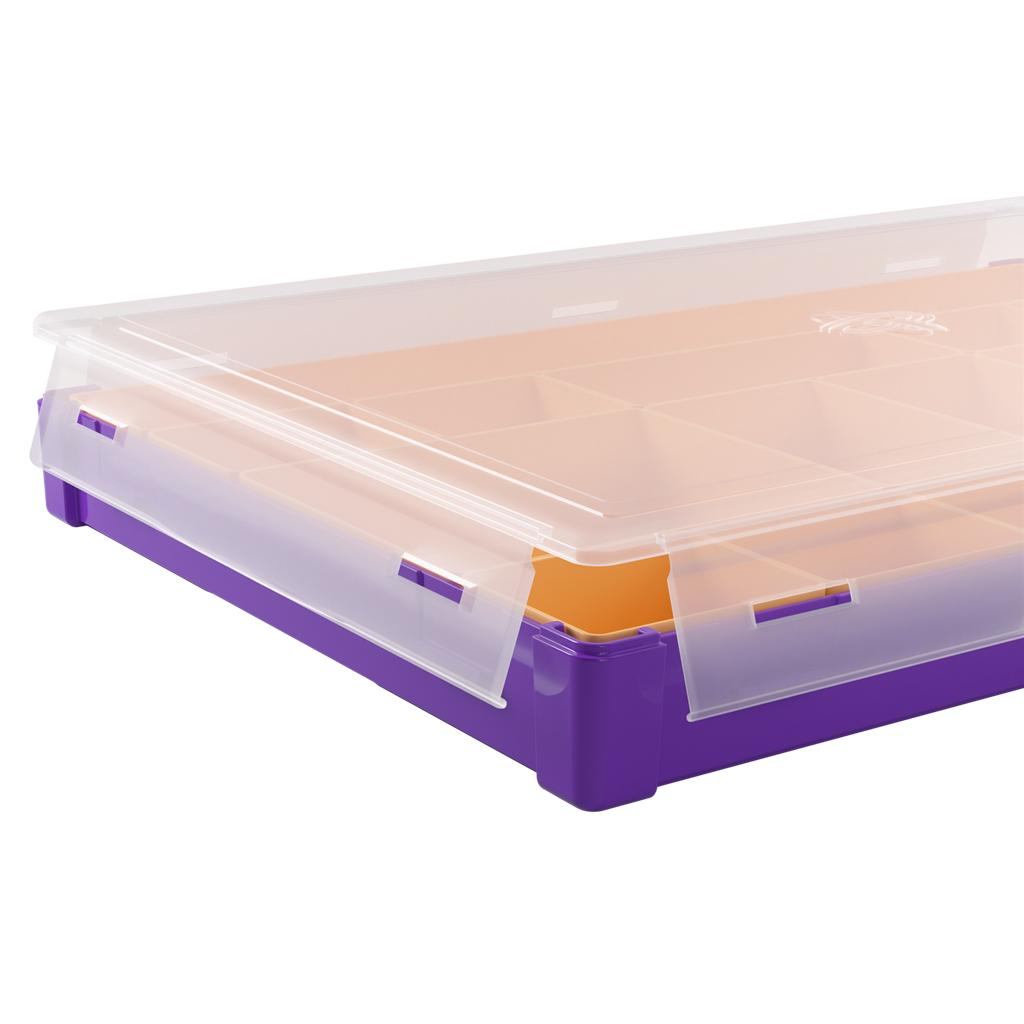 Una caja de almacenamiento de plástico morada con tapa transparente e inserción naranja.