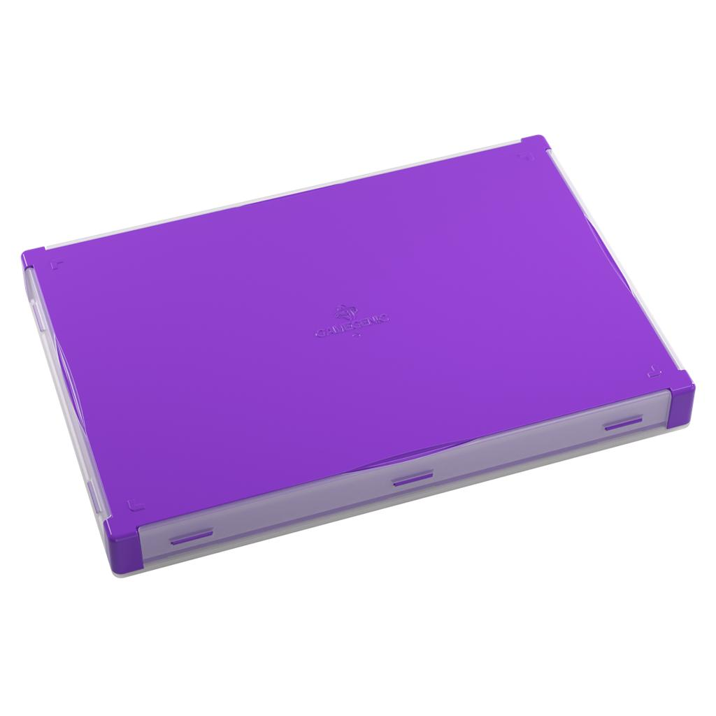 Una caja de almacenamiento de plástico morada cerrada con bordes translúcidos sobre fondo blanco.