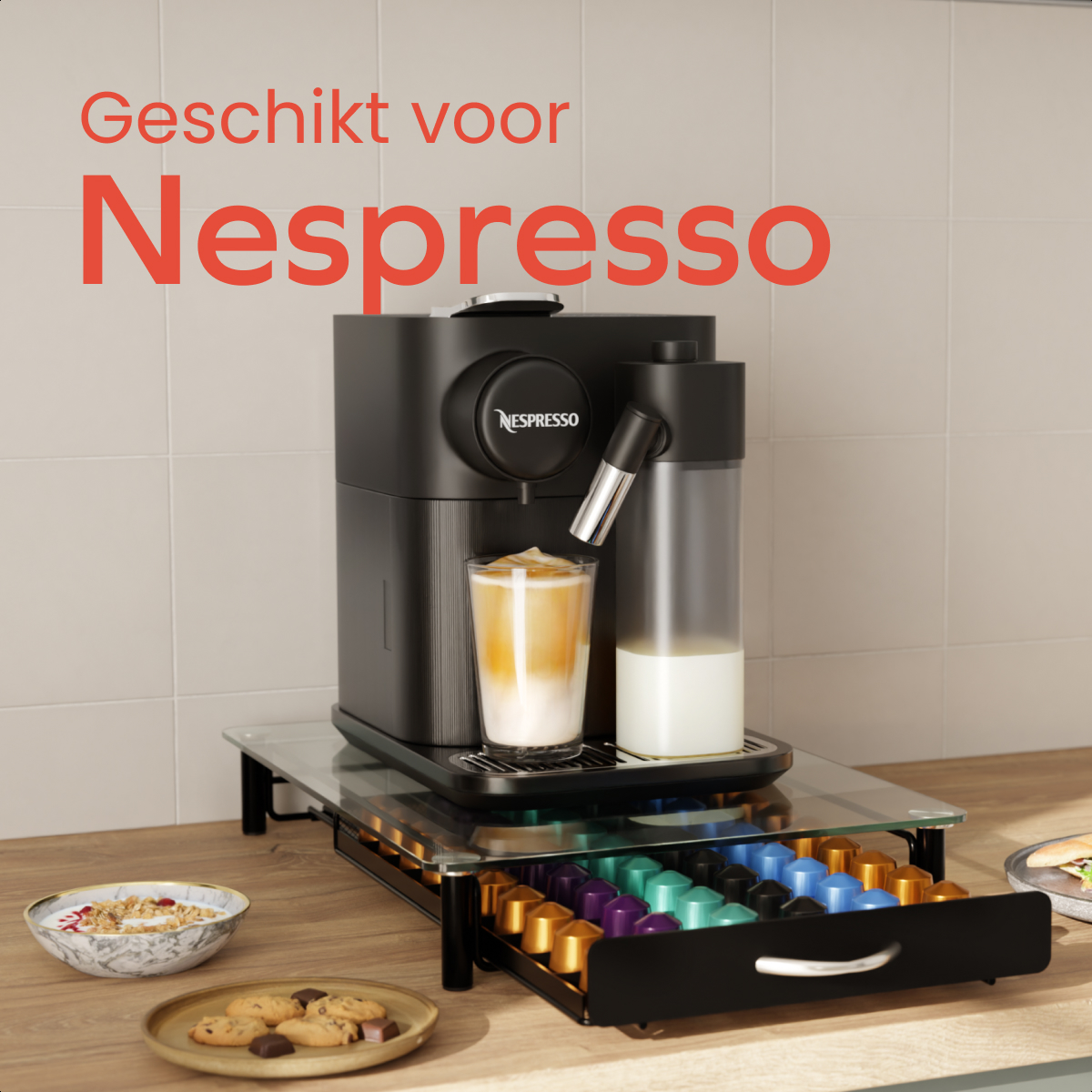 Schwarze Nespresso-Kaffeemaschine auf Glastisch mit Kaffeekapselschublade und Milchkaraffe.