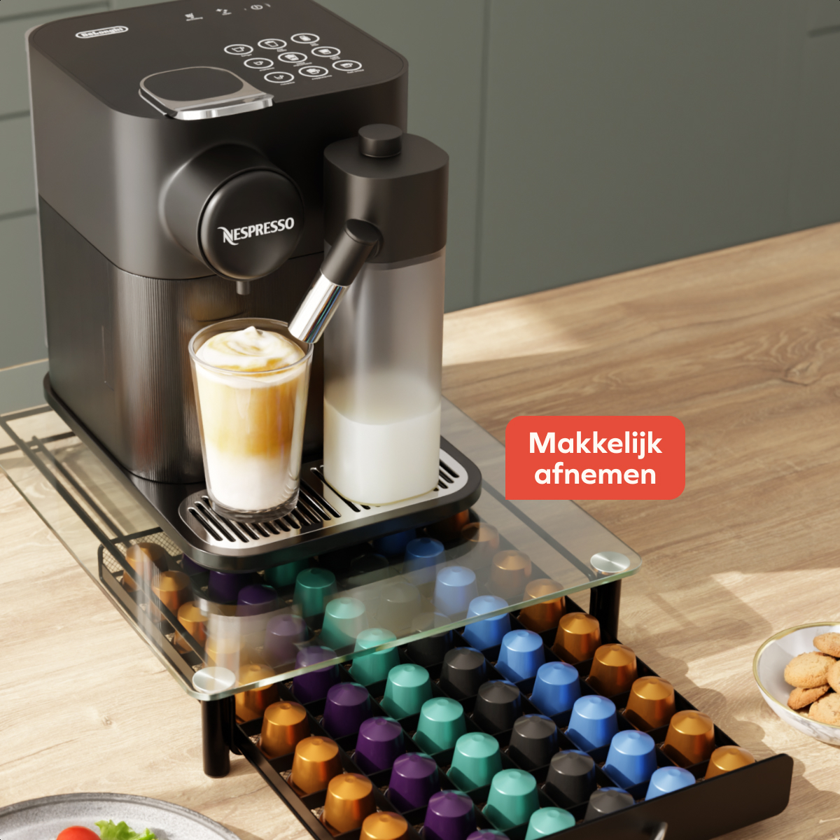 Schwarze Nespresso-Kaffeemaschine mit Milchbehälter auf einer durchsichtigen Kapselschublade mit bunten Kapseln.