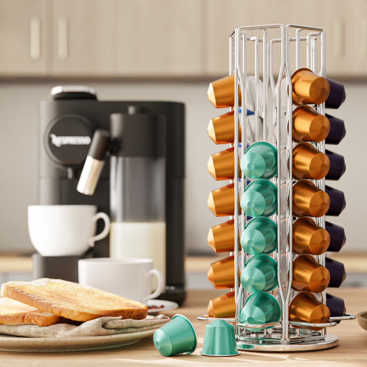Metallkapselhalter mit bunten Kaffeekapseln, Kaffeemaschine und Toastbrot auf Holztisch in Küche.