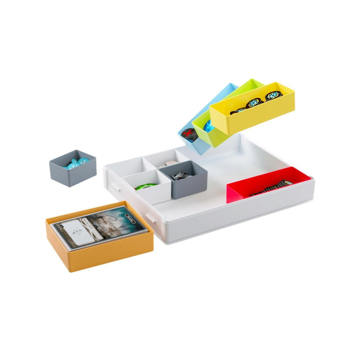 Organizador de juegos de mesa blanco con cajas de colores para cartas y fichas.