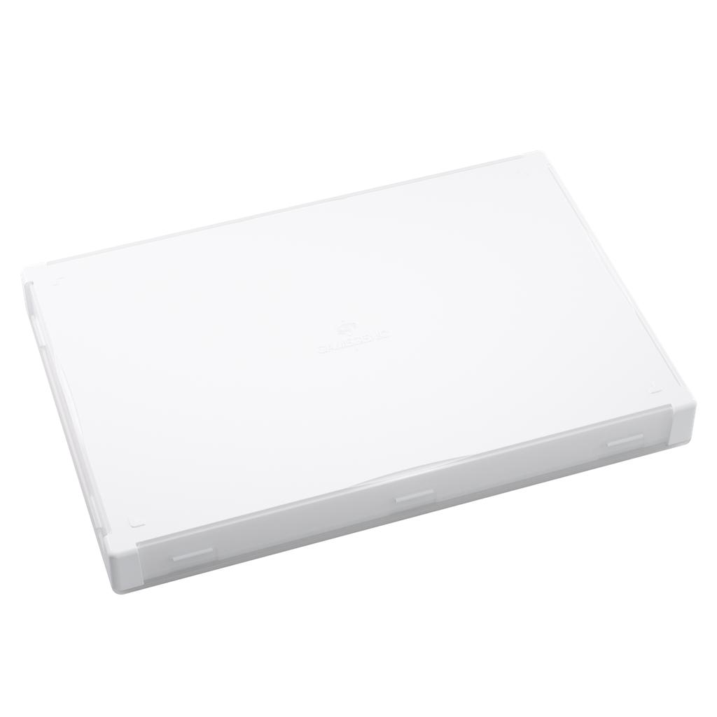 Una caja de almacenamiento de plástico blanco cerrada sobre un fondo claro.