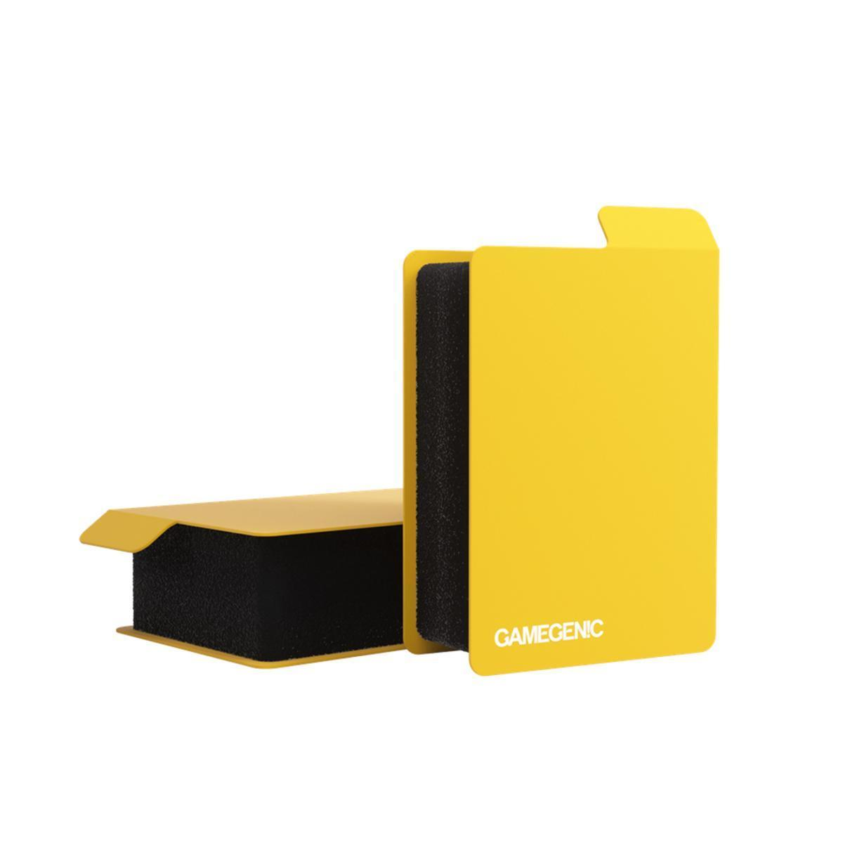 Caja de cartas Gamegenic amarilla con interior de espuma negra, mostrada de pie y tumbada.