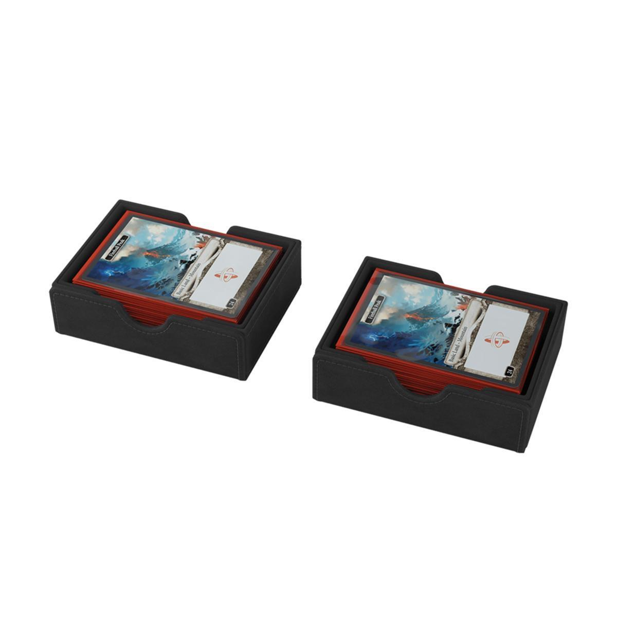 Dos cajas de cubierta de cuero negro sobre fondo blanco, llenas de cartas.