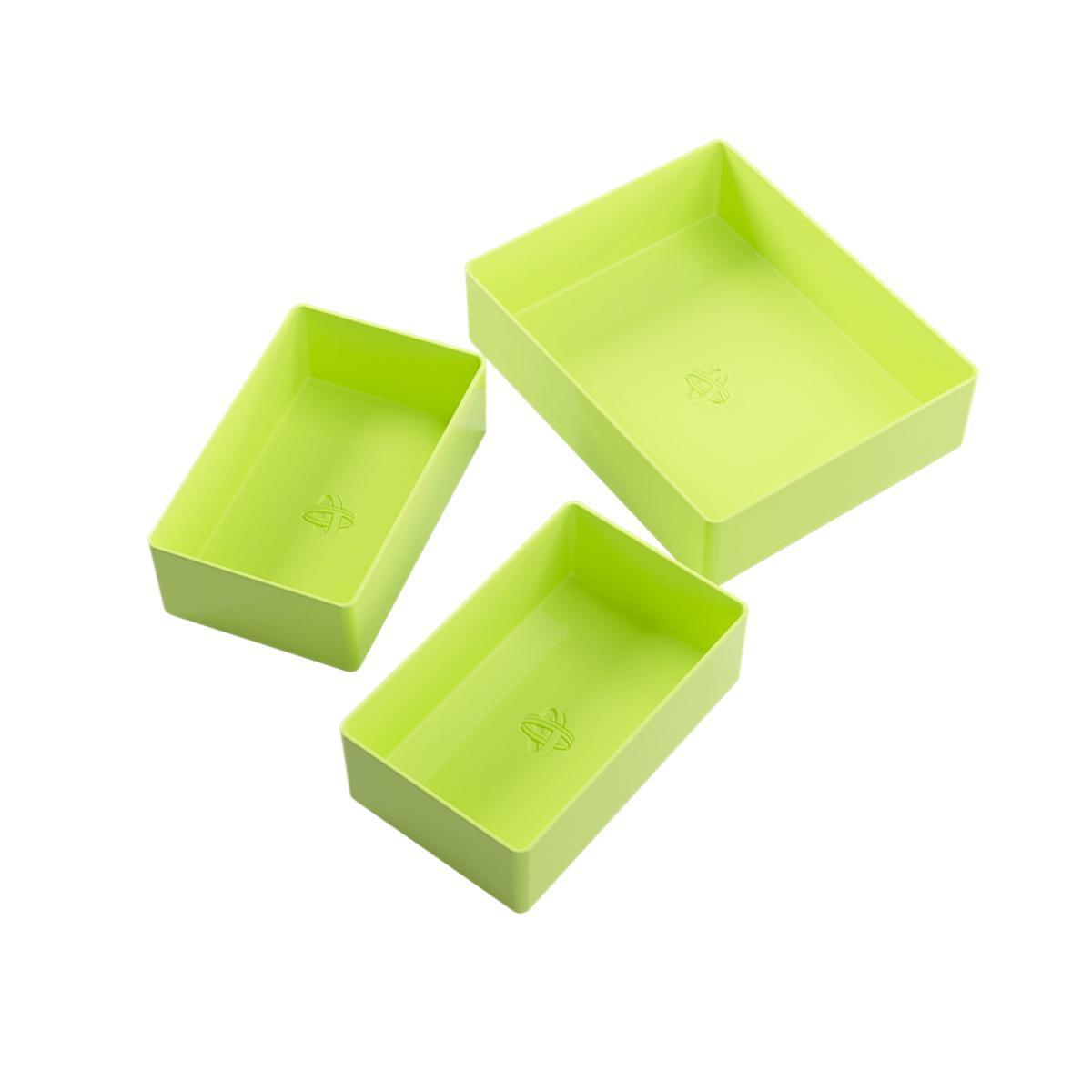 Tres bandejas de almacenamiento de plástico verde claro rectangulares sobre fondo blanco, cada una con un logotipo.