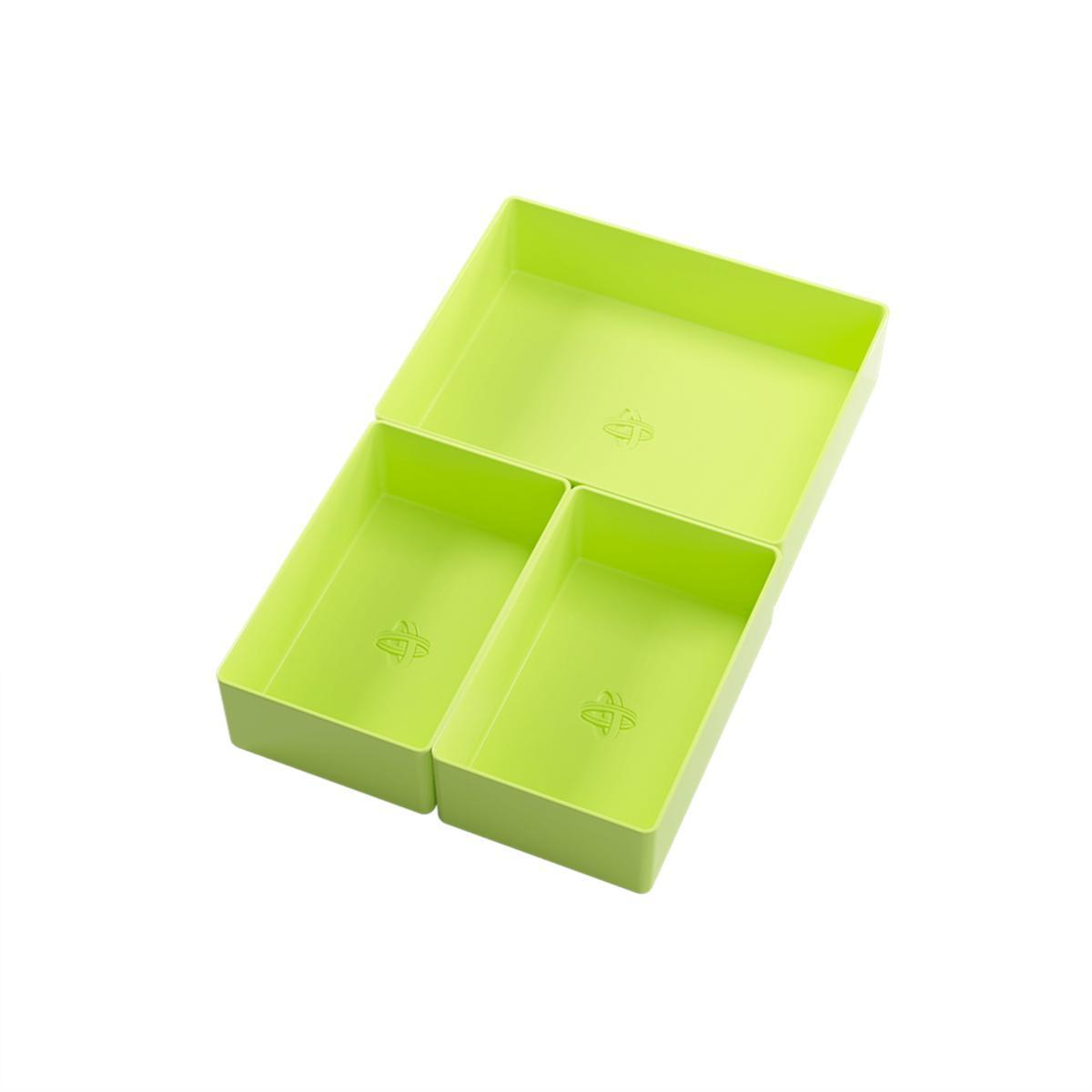 Tres cajas de almacenamiento de plástico verde lima dispuestas sobre un fondo blanco.