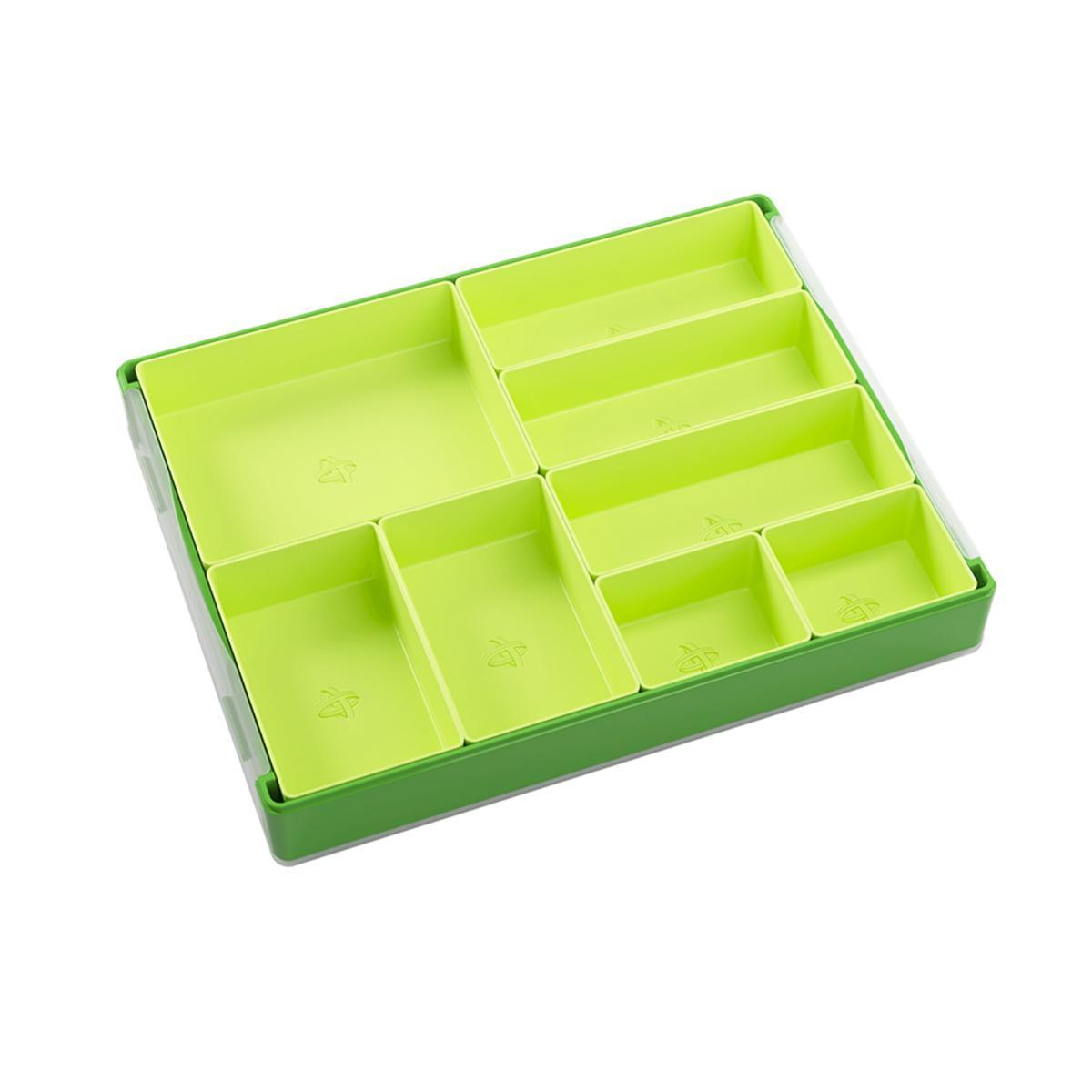 Organizador verde con múltiples compartimentos para orden sobre fondo blanco.