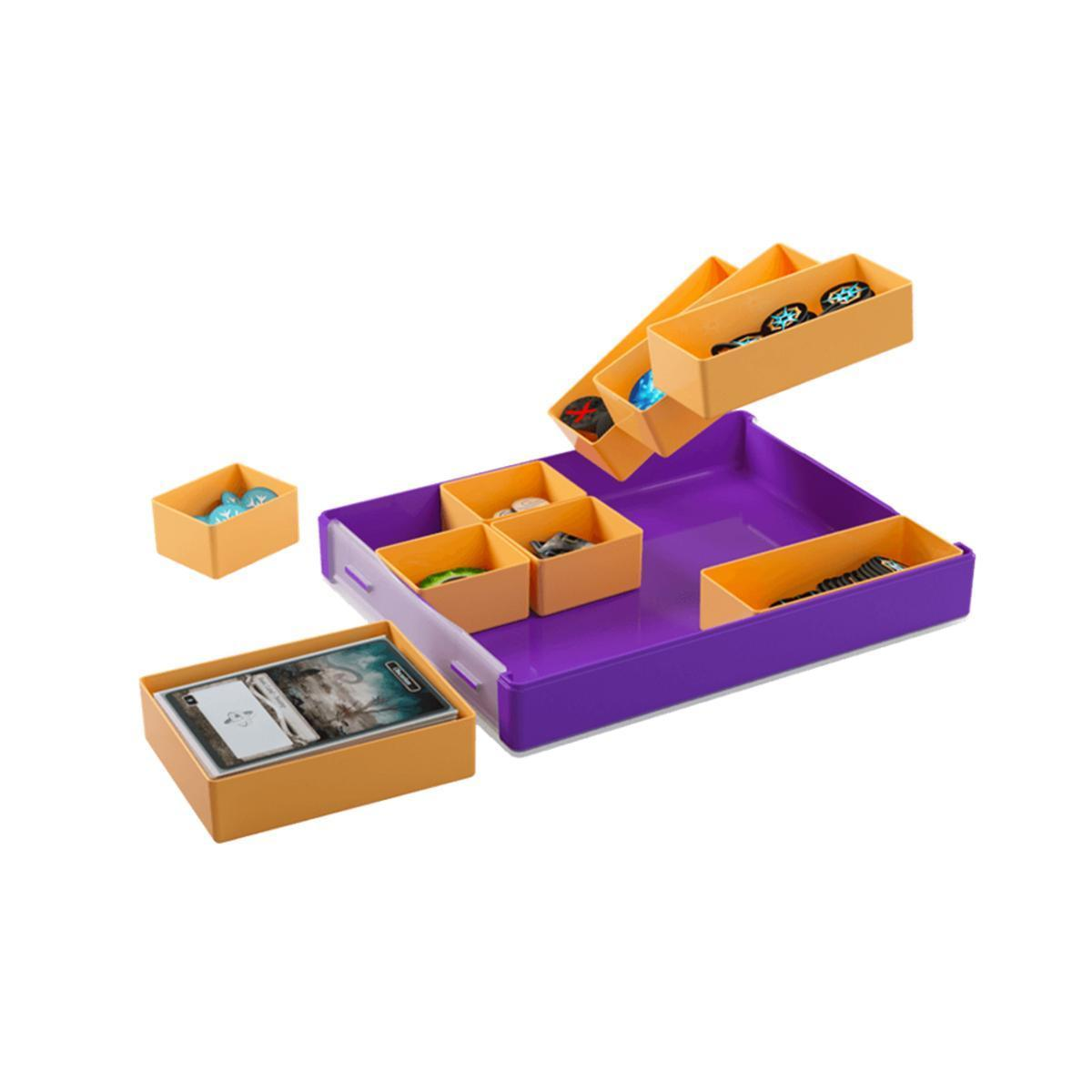 Caja de juego de mesa morada con inserciones amarillas, llena de fichas y cartas sobre fondo blanco.