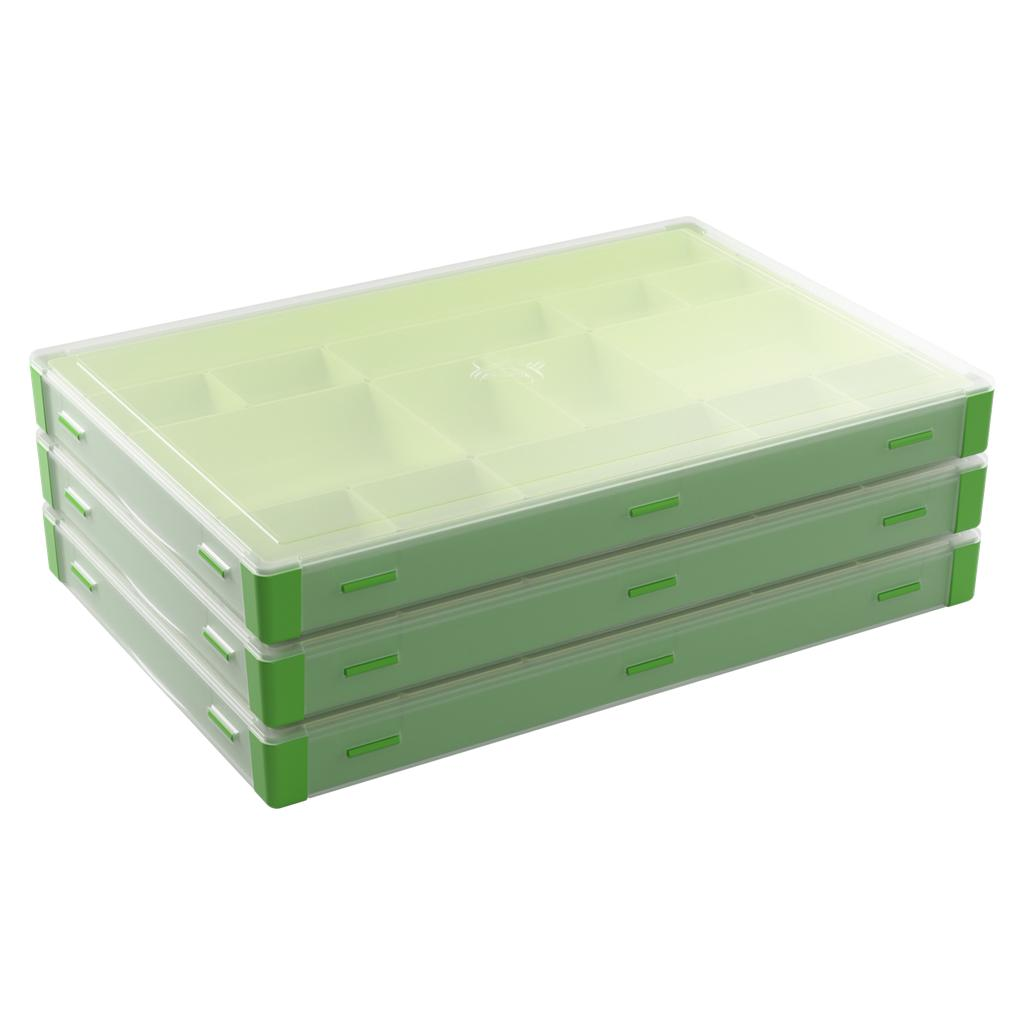 Tres cajas de clasificación de plástico transparente y verde apiladas sobre fondo blanco.