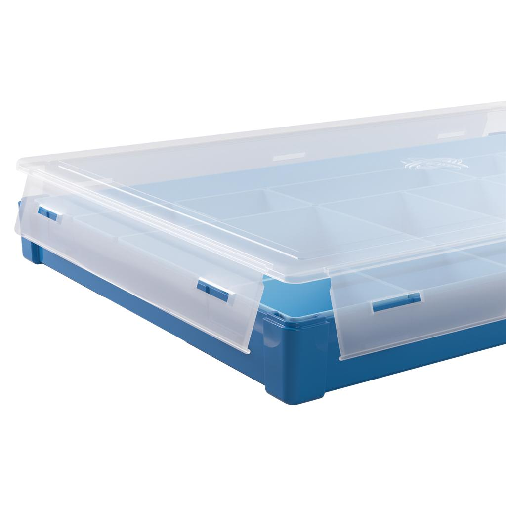 Una caja de almacenamiento de plástico azul con tapa semitransparente y pestillos azules sobre fondo blanco.