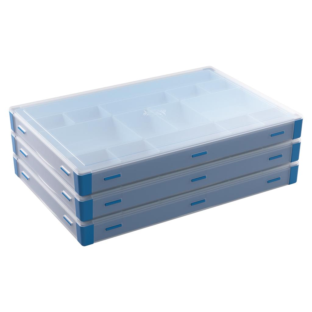 Tres cajas de clasificación de plástico azul y translúcido apiladas con tapas sobre un fondo blanco.