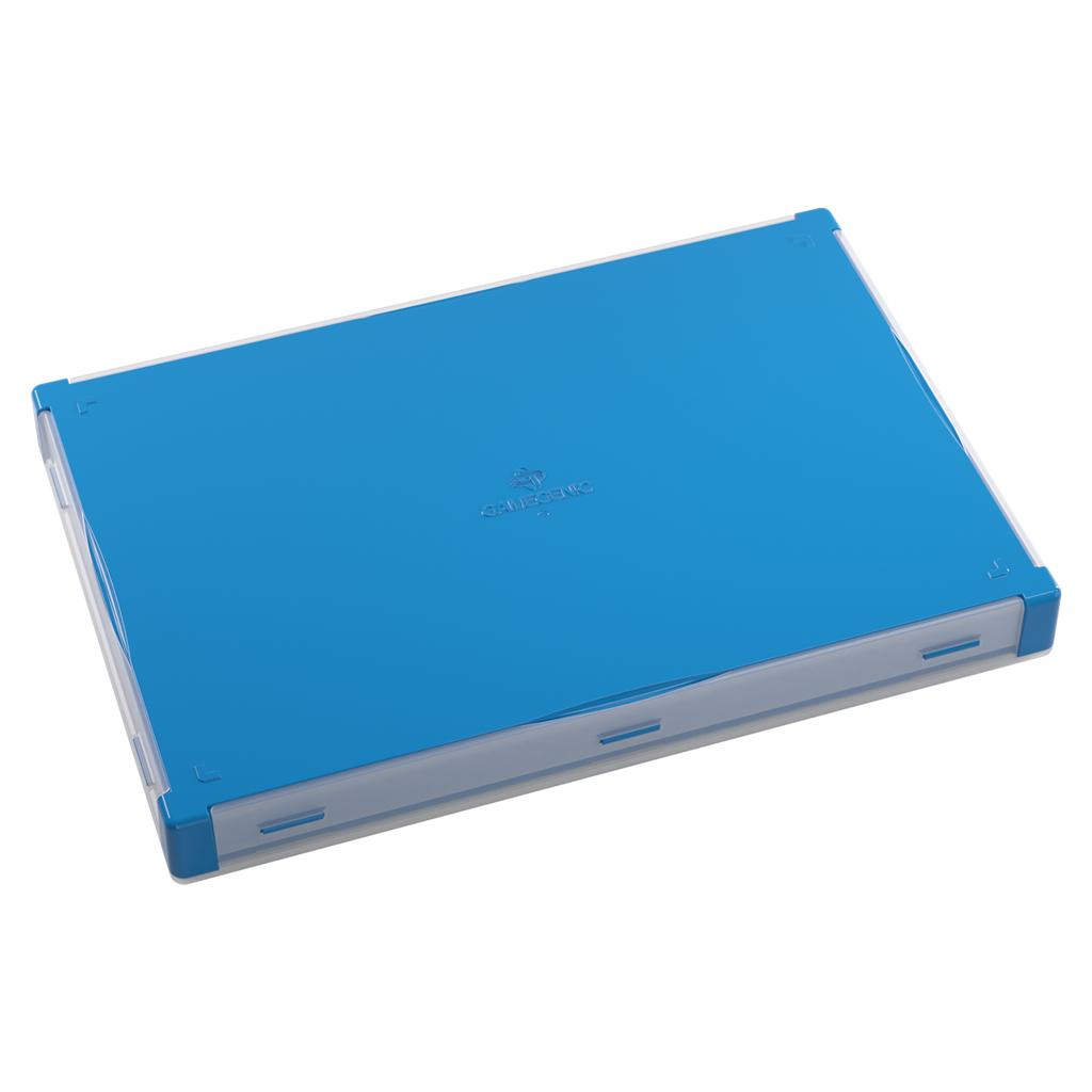 Una caja de plástico azul para tarjetas coleccionables con carcasa transparente sobre fondo blanco.