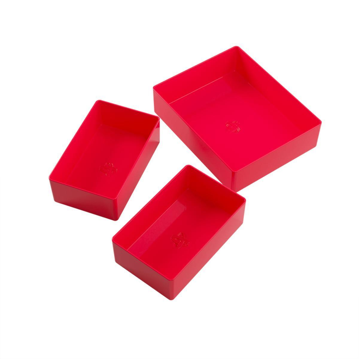 Tres bandejas de plástico rojo brillante de diferentes tamaños sobre fondo blanco.