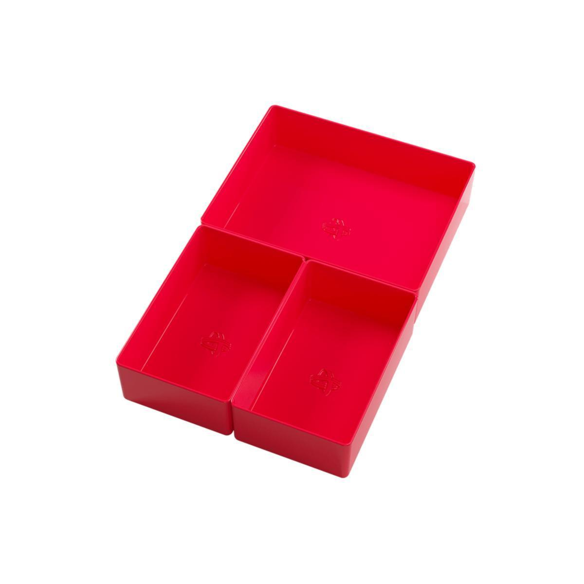 Tres bandejas de almacenamiento de plástico rojo sobre fondo blanco.
