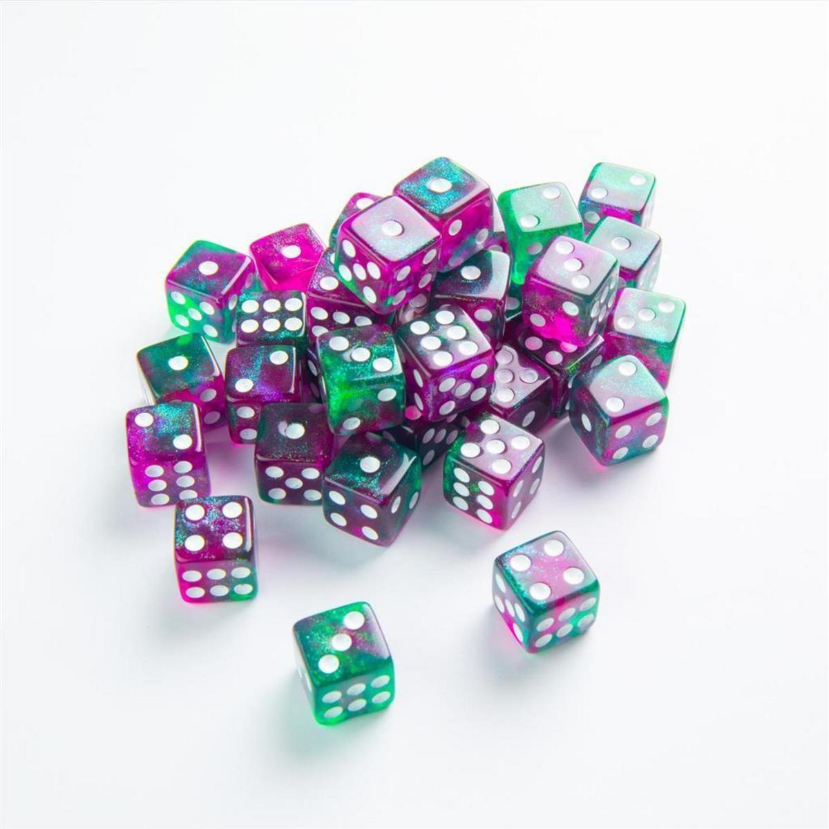 Un grupo de dados brillantes rosados y verdes con puntos blancos sobre fondo blanco.