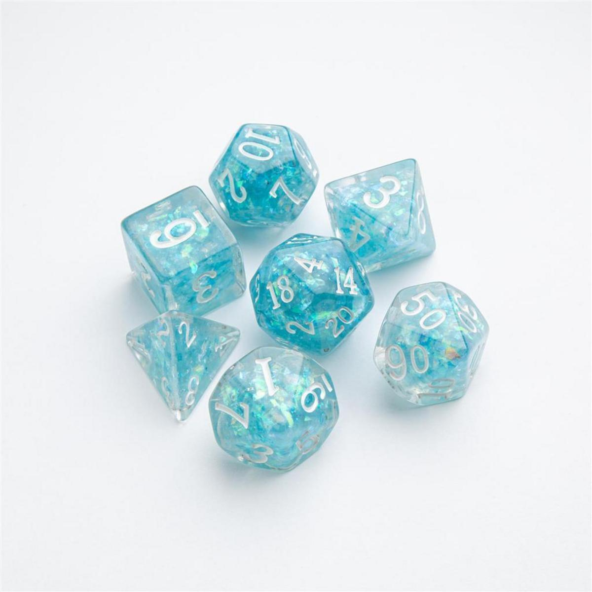 Un juego de siete dados poliédricos azules y brillantes sobre fondo blanco.