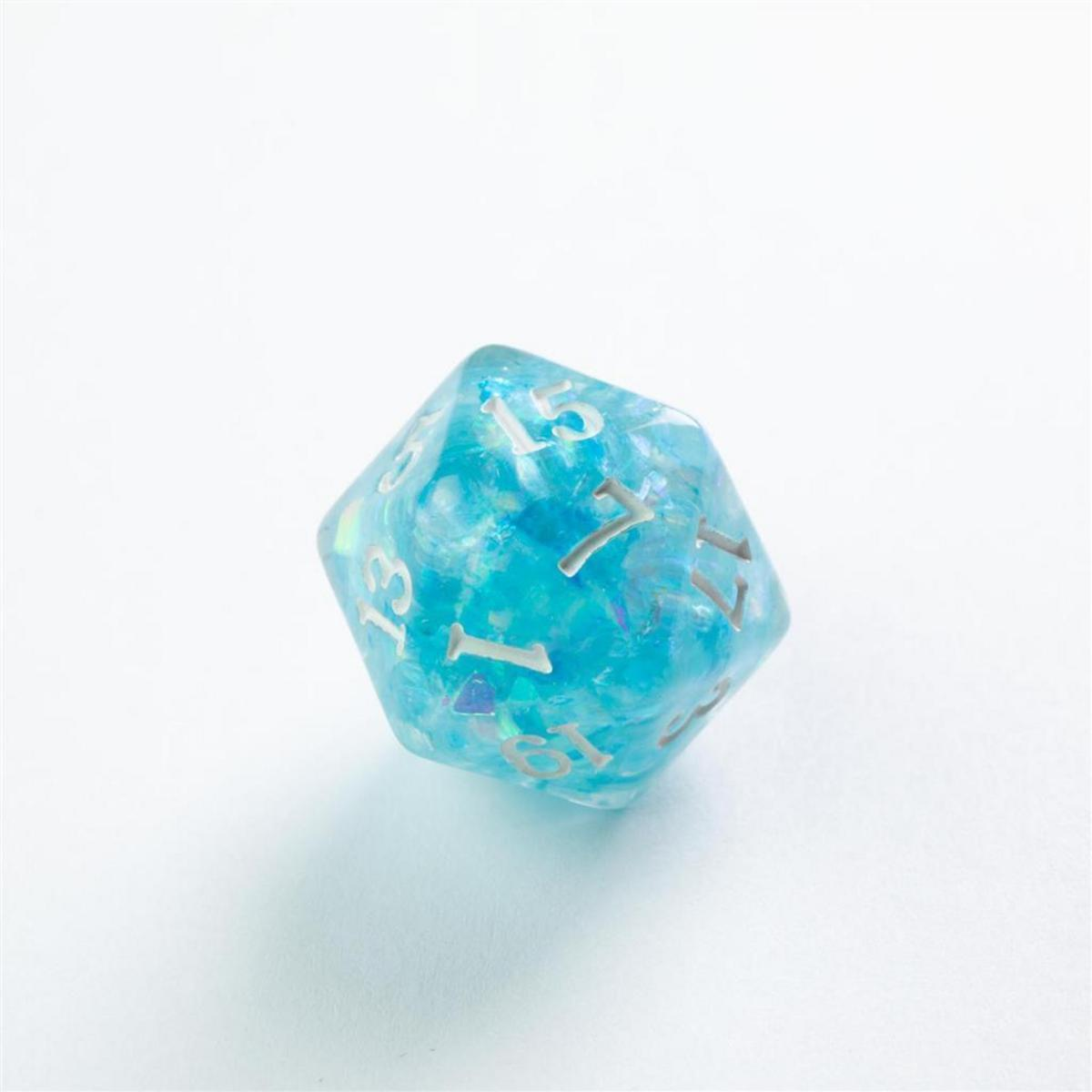 Un dado azul y brillante de veinte caras sobre fondo blanco.