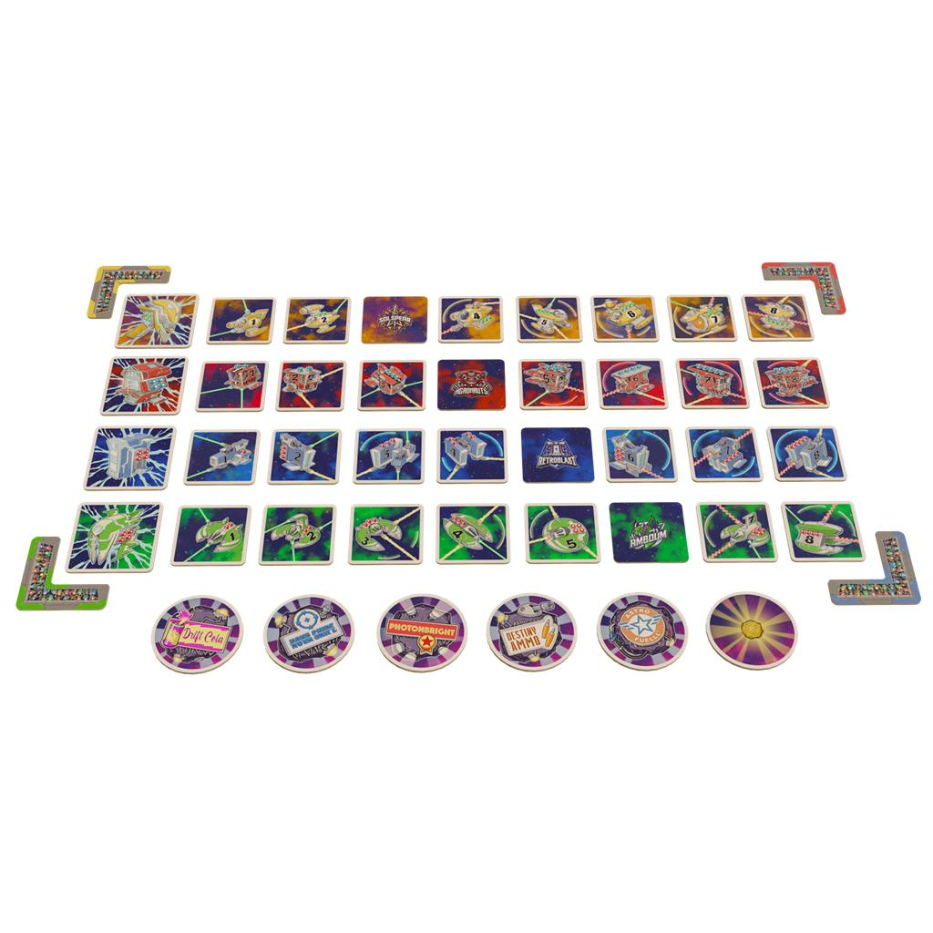Un juego de mesa con cartas cuadradas y fichas redondas, ordenadas sobre un fondo blanco.
