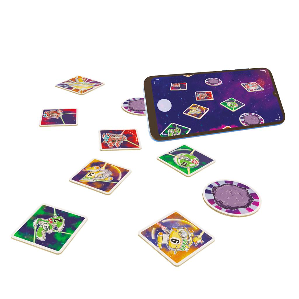 Varias cartas de colores y fichas redondas están esparcidas sobre un fondo blanco junto a un teléfono.