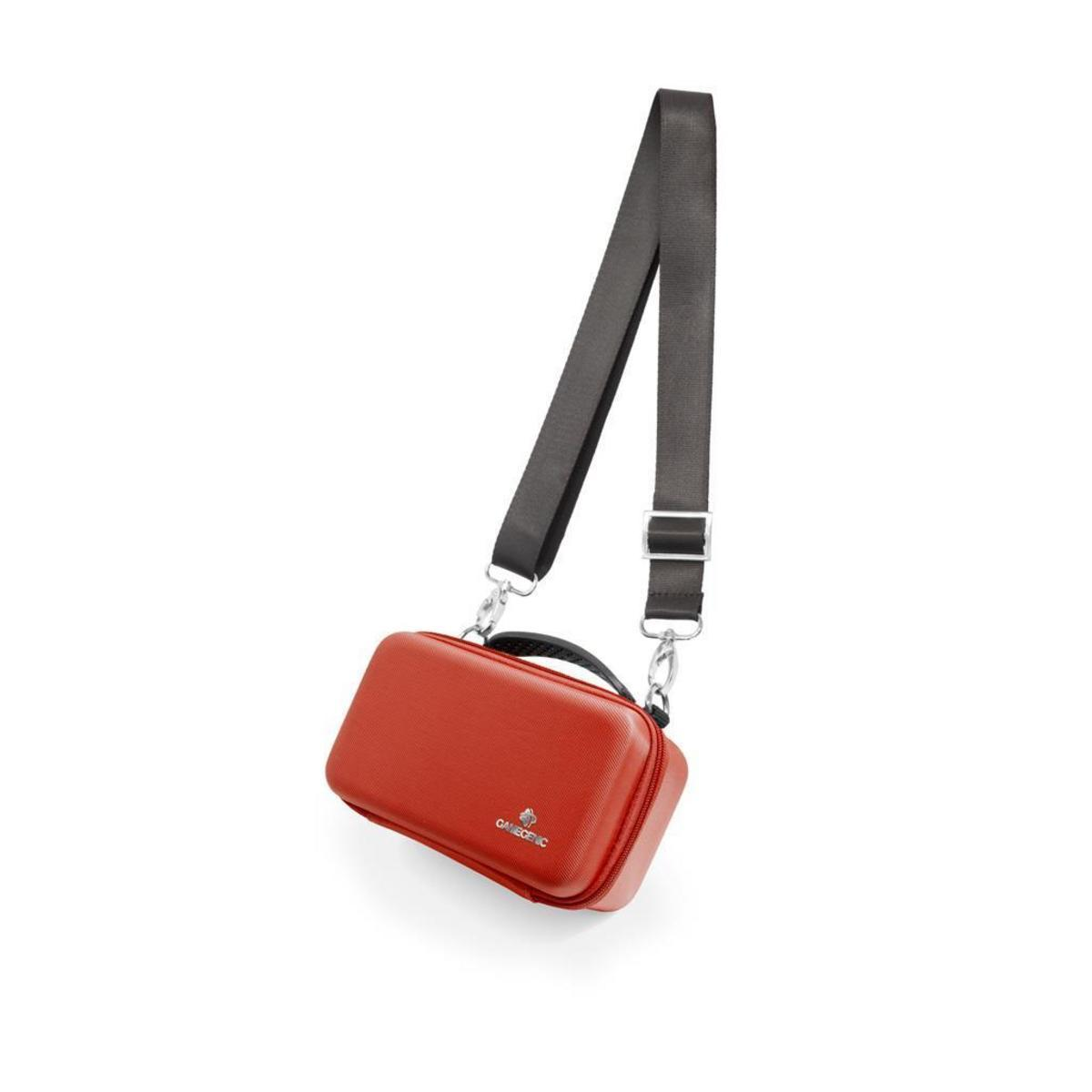 Bolso rígido rojo con correa negra y clips plateados sobre fondo blanco.