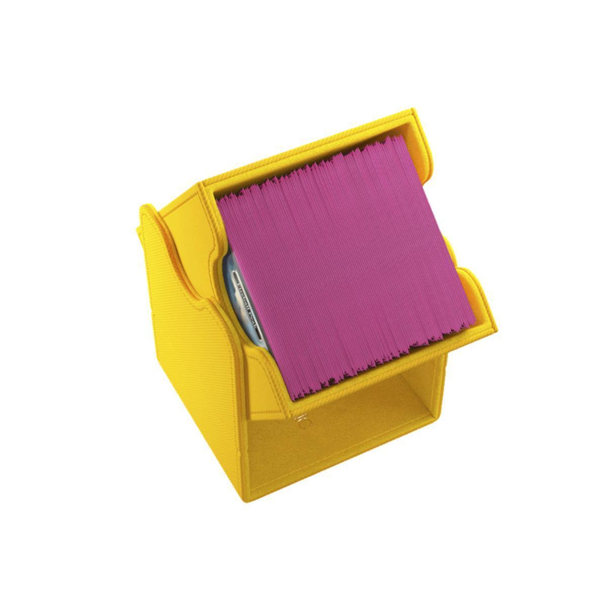 Un organizador de escritorio amarillo sostiene una pila de notas de color rosa brillante.
