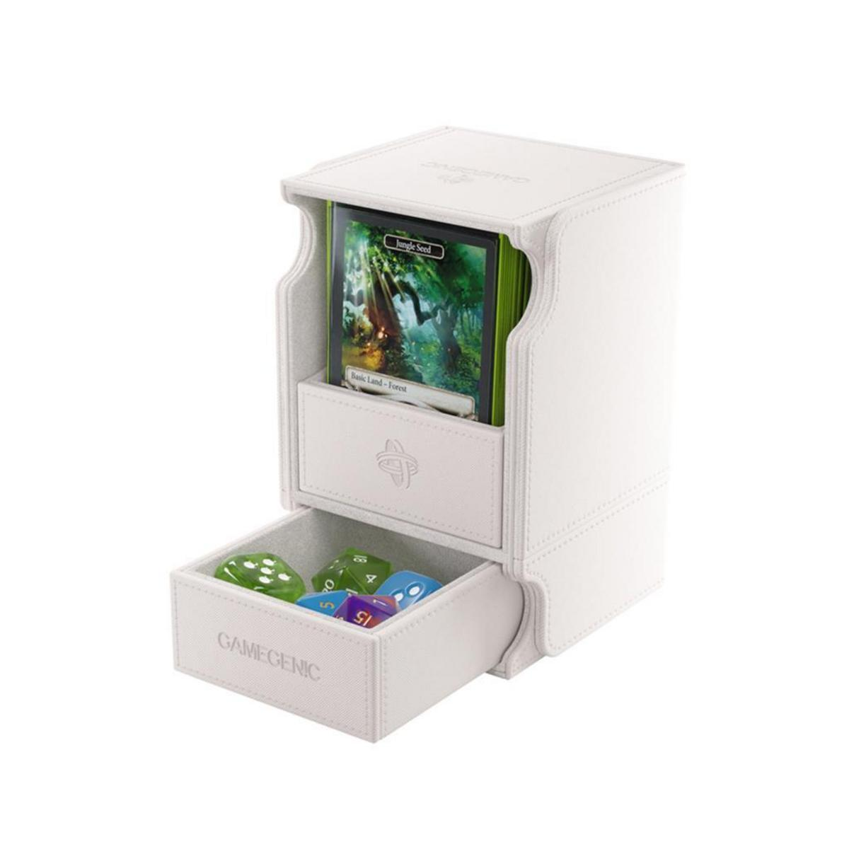 Una caja de baraja blanca de Gamegenic con cartas coleccionables visibles y dados de colores en el cajón abierto.